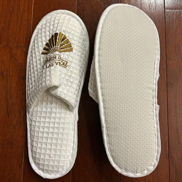 4 pairs new hotel spa Disposable Slippers Closed Toe
White Non-Slip Travel - Picture 7 of 8